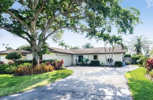 Central Naples House | Hot tub/Pool over looking Golf course minutes To seagate and clam pass Beach
