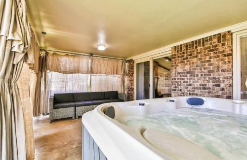 Lubbock House | Hot Tub, Privacy, sleeps 11 & TONS of Space!