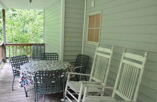 Hot Springs Cottage | HOT TUB~PRIVATE CREEKSIDE~WALK TO TOWN~