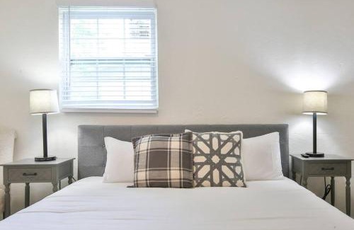 Gulf Gate Estates House | Hot Tub Retreat with Big Private Fenced Yard by Beach