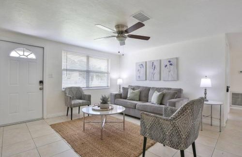 Gulf Gate Estates House | Hot Tub Retreat with Big Private Fenced Yard by Beach