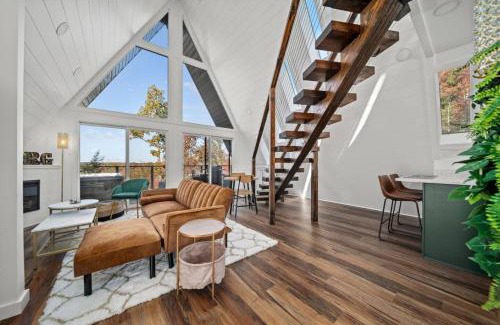 Campton House | Hot-Tub Sauna Cold Plunge - Evergreen Escape