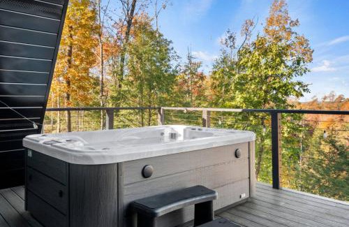 Campton House | Hot-Tub Sauna Cold Plunge - Evergreen Escape
