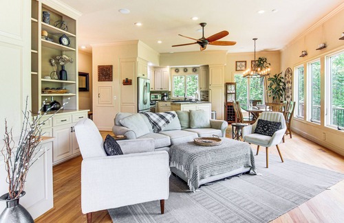 Landrum House | Hot Tub & Trail Access: 'Treehouse' in Landrum!