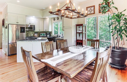 Landrum House | Hot Tub & Trail Access: 'Treehouse' in Landrum!