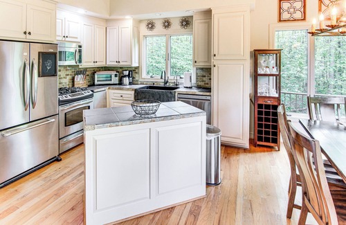 Landrum House | Hot Tub & Trail Access: 'Treehouse' in Landrum!