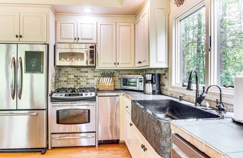 Landrum House | Hot Tub & Trail Access: 'Treehouse' in Landrum!