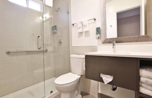 Anaheim Resort Hotel | Hotel 414 Anaheim, Luxurious King Size Bed