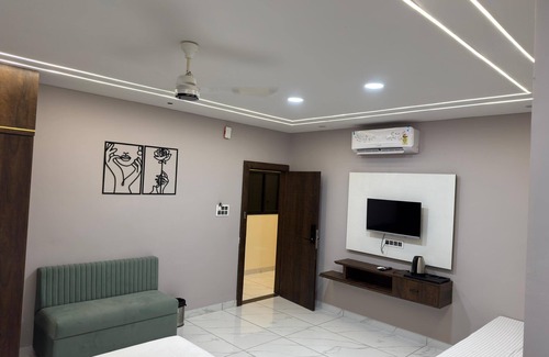 Sanwer Hotel | Hotel Aashiyana