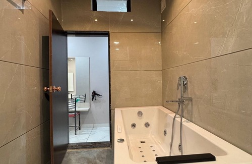 Sanwer Hotel | Hotel Aashiyana