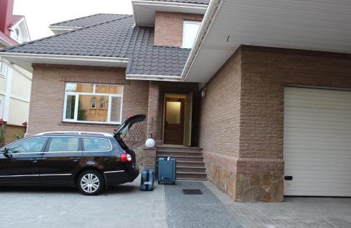 Zarichnyi District Hotel | Hotel Barin House готель с бомбосховищем