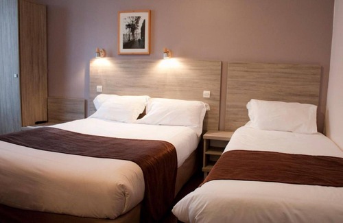 Quartier de la Folie-Mericourt Hotel | Hotel Cosmos