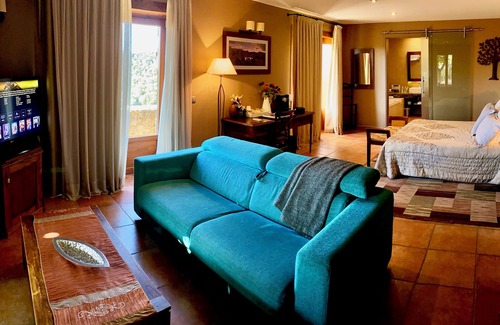 Sant Feliu de Pallerols Hotel | HOTEL TO RELAX AND ENJOY NATURE AND WITH YOUR PETS