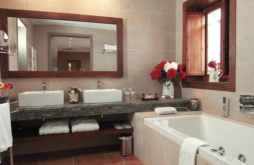 Sant Feliu de Pallerols Hotel | HOTEL TO RELAX AND ENJOY NATURE AND WITH YOUR PETS