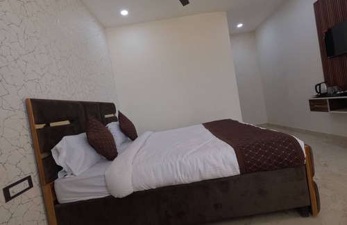 Varanasi Hotel | Hotel Ganges Palace