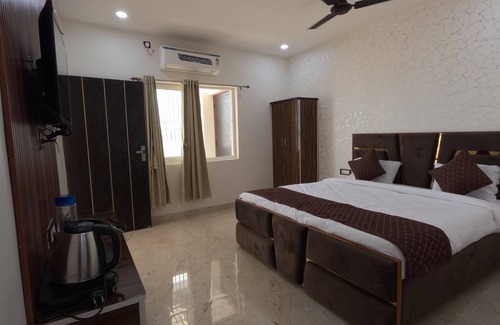 Varanasi Hotel | Hotel Ganges Palace