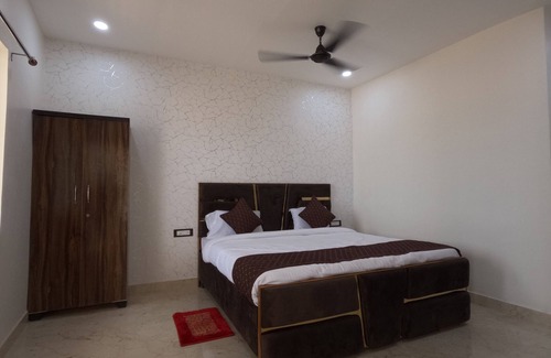 Varanasi Hotel | Hotel Ganges Palace