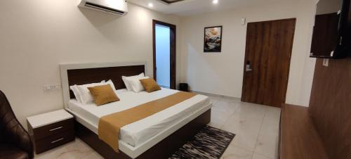 Kharar Hotel | Hotel Hiltane Opposite VR Punjab Mall Airport Road Mohali Chandigarh