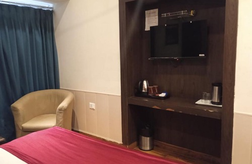 The Mall Road Hotel | Hotel Himshri Mussoorie by Travellers Den