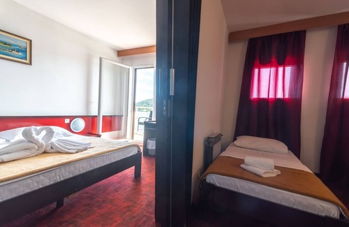 Cove Rogacic House | Hotel Issa - Quadruple Room Sea View 2
