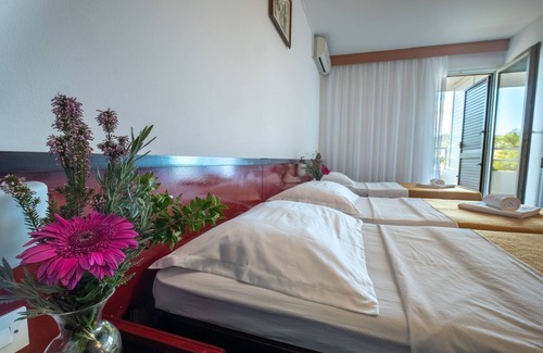 Cove Rogacic House | Hotel Issa - Triple Room Sea View 12