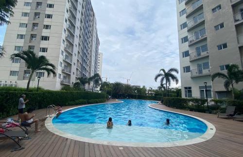 Las Pinas Apartment | Hotel Luxury Twin Bed Room with Balcony Las Pinas-South Residence