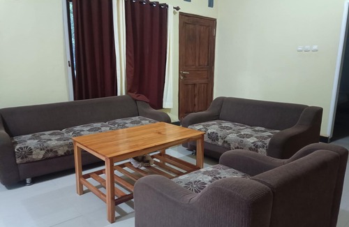 Mataram Hotel | Hotel O Penginapan Annisya Near SMA Negeri 2 Mataram