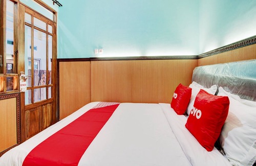 Malang Hotel | Hotel O Sybilla Cafe & Homestay