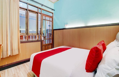 Malang Hotel | Hotel O Sybilla Cafe & Homestay