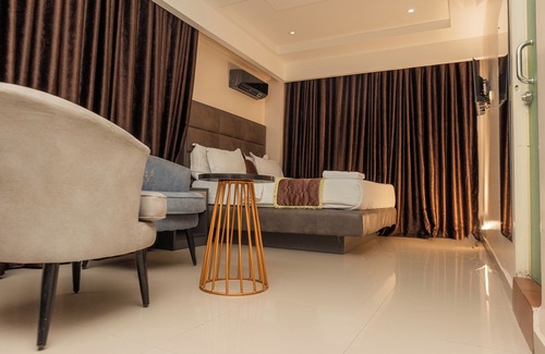 Oshodi-Isolo Hotel | Hotel Romeneo
