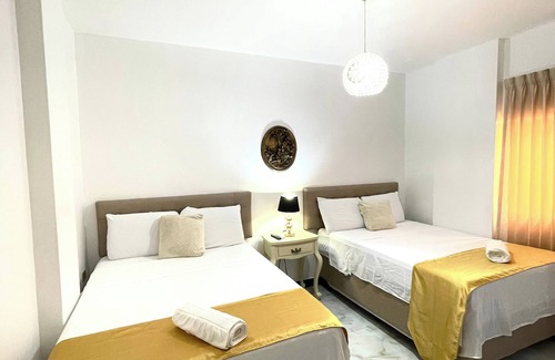 Simon Bolivar House | Hotel The Royalty Inn