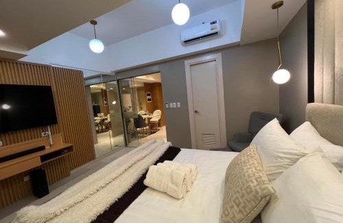 Bonifacio Global City Apartment | Hotel Vibe Condo at Uptown Parksuites BGC