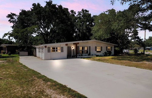 Fort Walton Beach House | House 5 min to Beach, Fire Pit, Deck, Pickleball, Pet Friendly