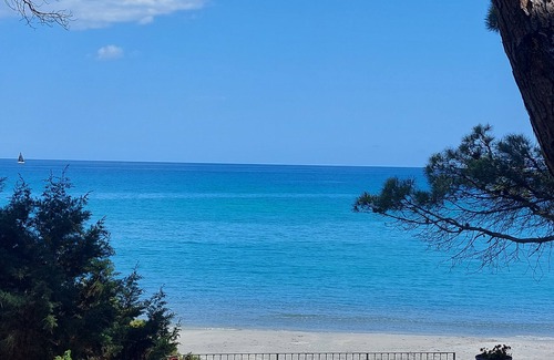 Sas Linnas Siccas House | House and garden on the sea.