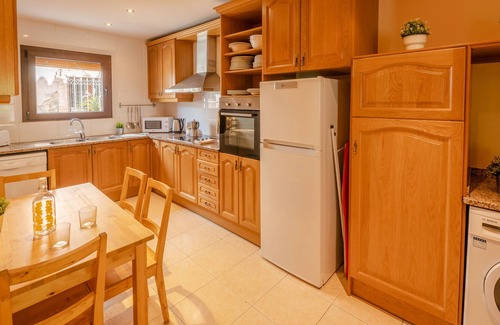 Albanya House | House by the river for 14 people with table football, billiards, gym and barbecue