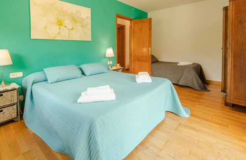 Albanya House | House by the river for 14 people with table football, billiards, gym and barbecue