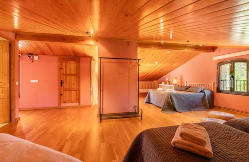 Albanya House | House by the river for 14 people with table football, billiards, gym and barbecue