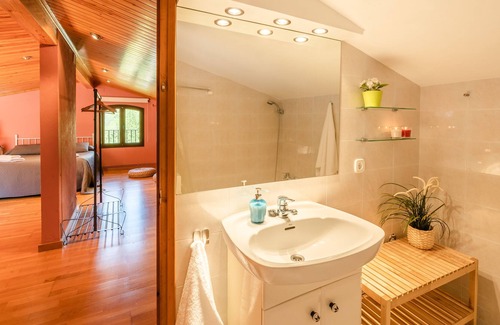 Albanya House | House by the river for 14 people with table football, billiards, gym and barbecue