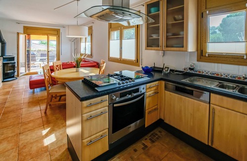 Vidreres House | House for 6 persons, large saltwater pool, garden, 6km from Lloret, fenced