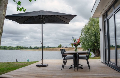 Maurik House | House in Arnhem with Rhine Views