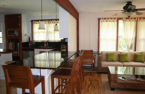 Haleiwa House | House in the heart of Haleiwa Town! Walk to restaurants, shops, and beaches!
