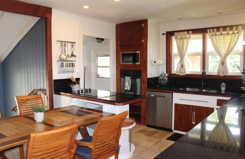 Haleiwa House | House in the heart of Haleiwa Town! Walk to restaurants, shops, and beaches!
