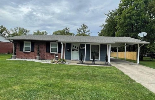 Greenwood House | House on 7 acre lake. Newly Renovated 3 Bed 2 Bath