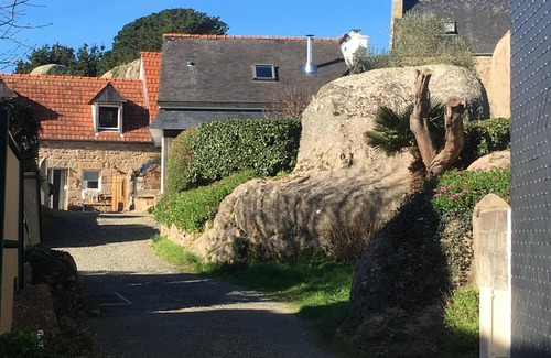 Tregastel House | House on the coast of Granit Rose in the center of Trégastel very calm beach