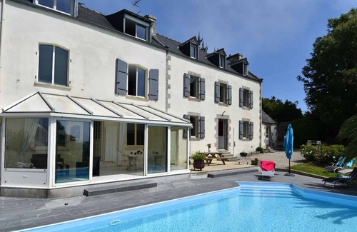 Saint-Pol-de-Leon House | House, pool, sleeps 9, beach on foot