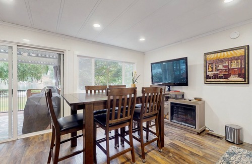 Shelton House | House right on the lake w/ hot tub, kayak, SUP & games - great location