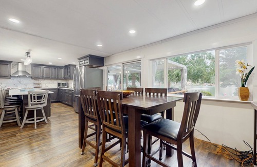 Shelton House | House right on the lake w/ hot tub, kayak, SUP & games - great location