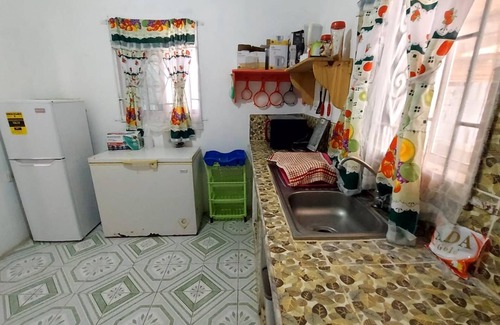 Moore Town House | House - Sleeps 6 - Patio - Parking