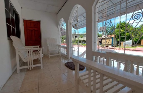 Moore Town House | House - Sleeps 6 - Patio - Parking