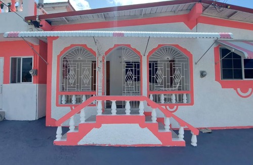 Moore Town House | House - Sleeps 6 - Patio - Parking
